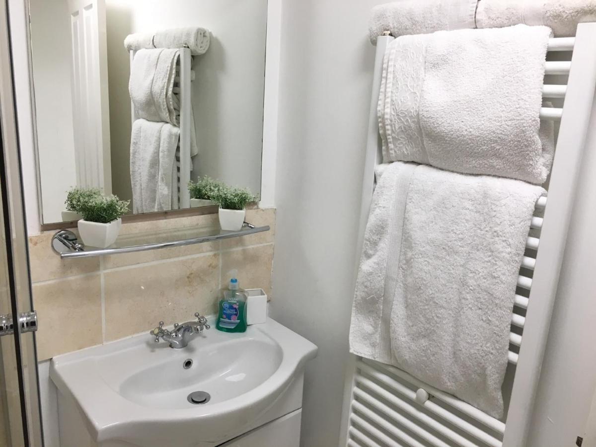 ビショップス・ストートフォードSpacious Ground Floor Studio Flat - Easy Access To Stansted Airport, London And Cambridgeアパートメント エクステリア 写真