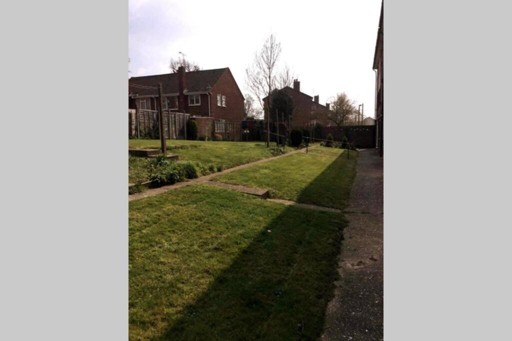 ビショップス・ストートフォードSpacious Ground Floor Studio Flat - Easy Access To Stansted Airport, London And Cambridgeアパートメント エクステリア 写真
