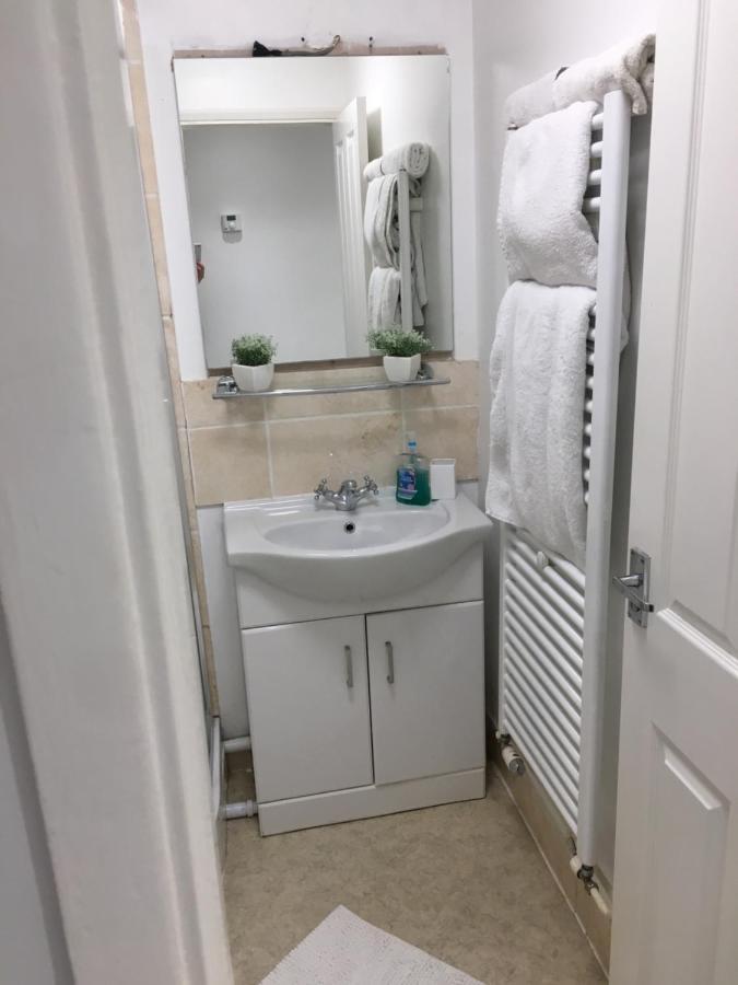 ビショップス・ストートフォードSpacious Ground Floor Studio Flat - Easy Access To Stansted Airport, London And Cambridgeアパートメント エクステリア 写真