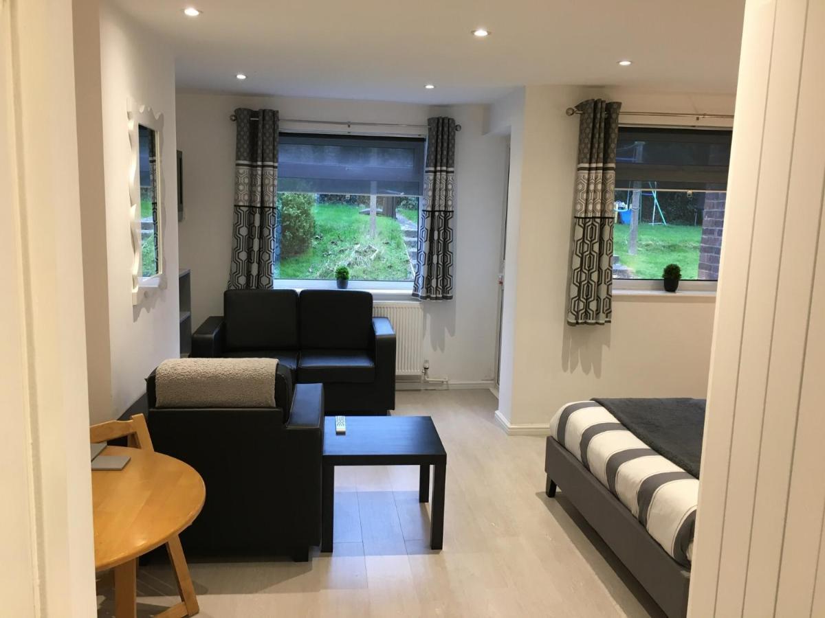 ビショップス・ストートフォードSpacious Ground Floor Studio Flat - Easy Access To Stansted Airport, London And Cambridgeアパートメント エクステリア 写真