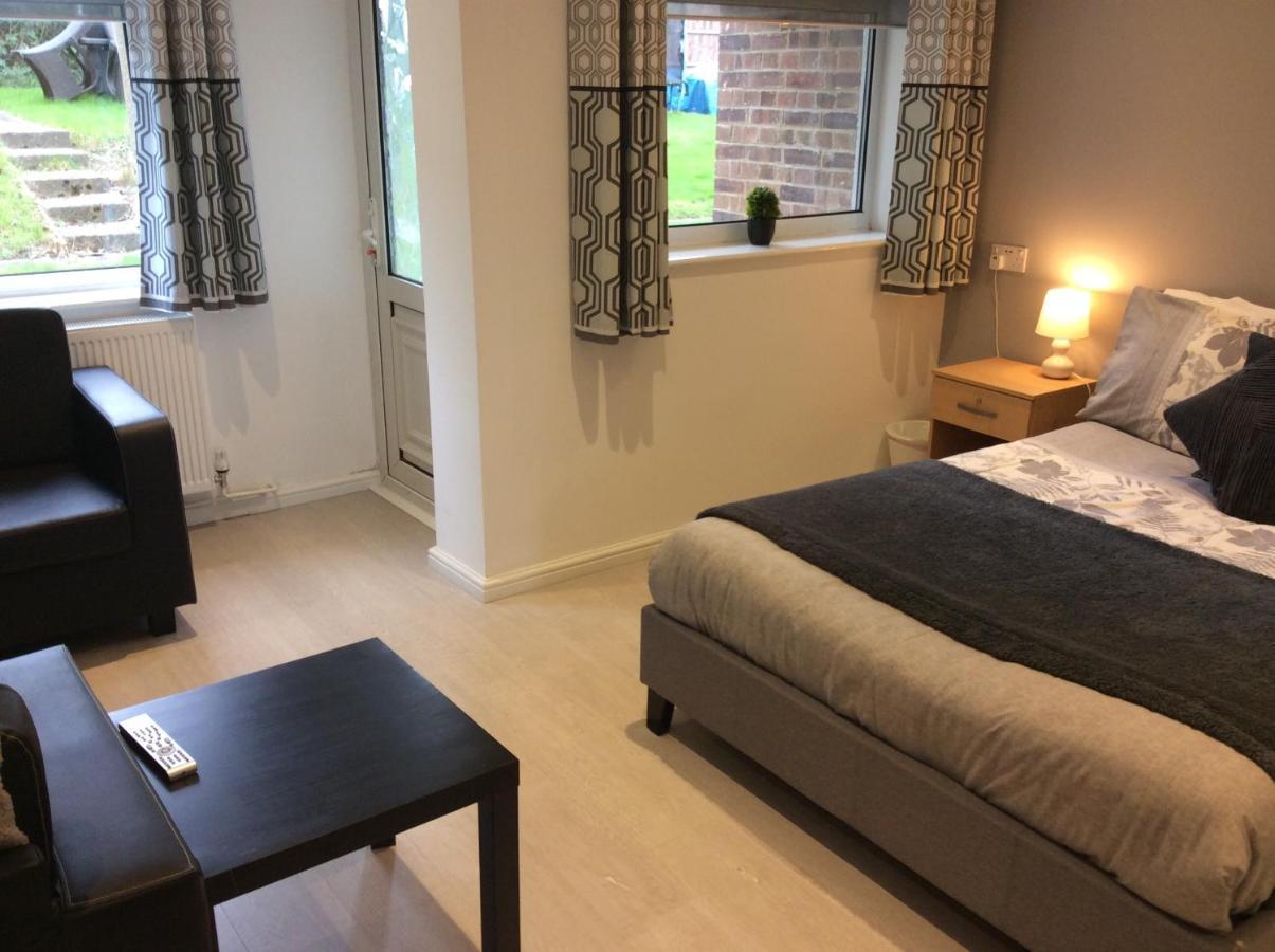 ビショップス・ストートフォードSpacious Ground Floor Studio Flat - Easy Access To Stansted Airport, London And Cambridgeアパートメント エクステリア 写真
