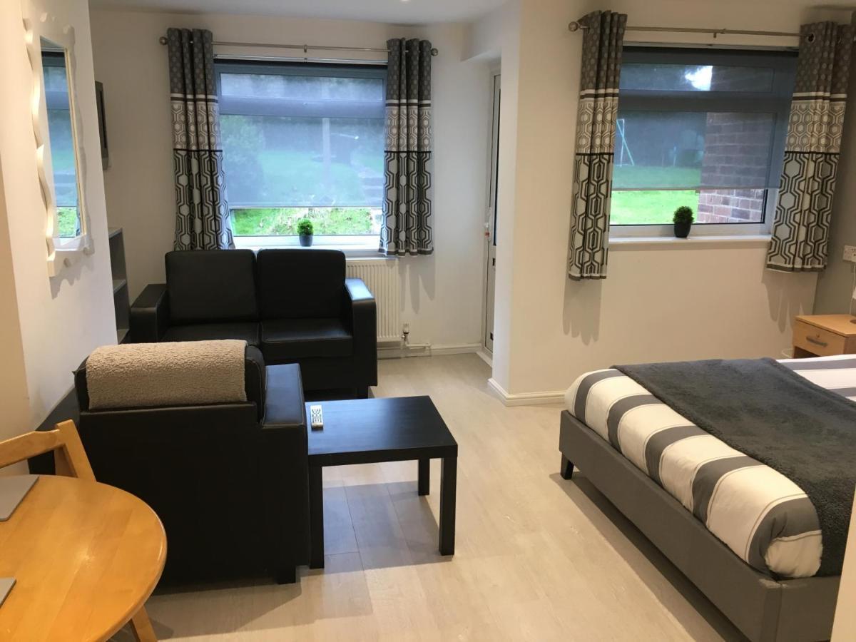 ビショップス・ストートフォードSpacious Ground Floor Studio Flat - Easy Access To Stansted Airport, London And Cambridgeアパートメント エクステリア 写真